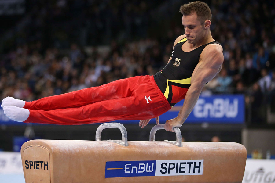 Turner Andreas Bretschneider am Pauschenpferd beim EnBW DTB-Pokal 2016